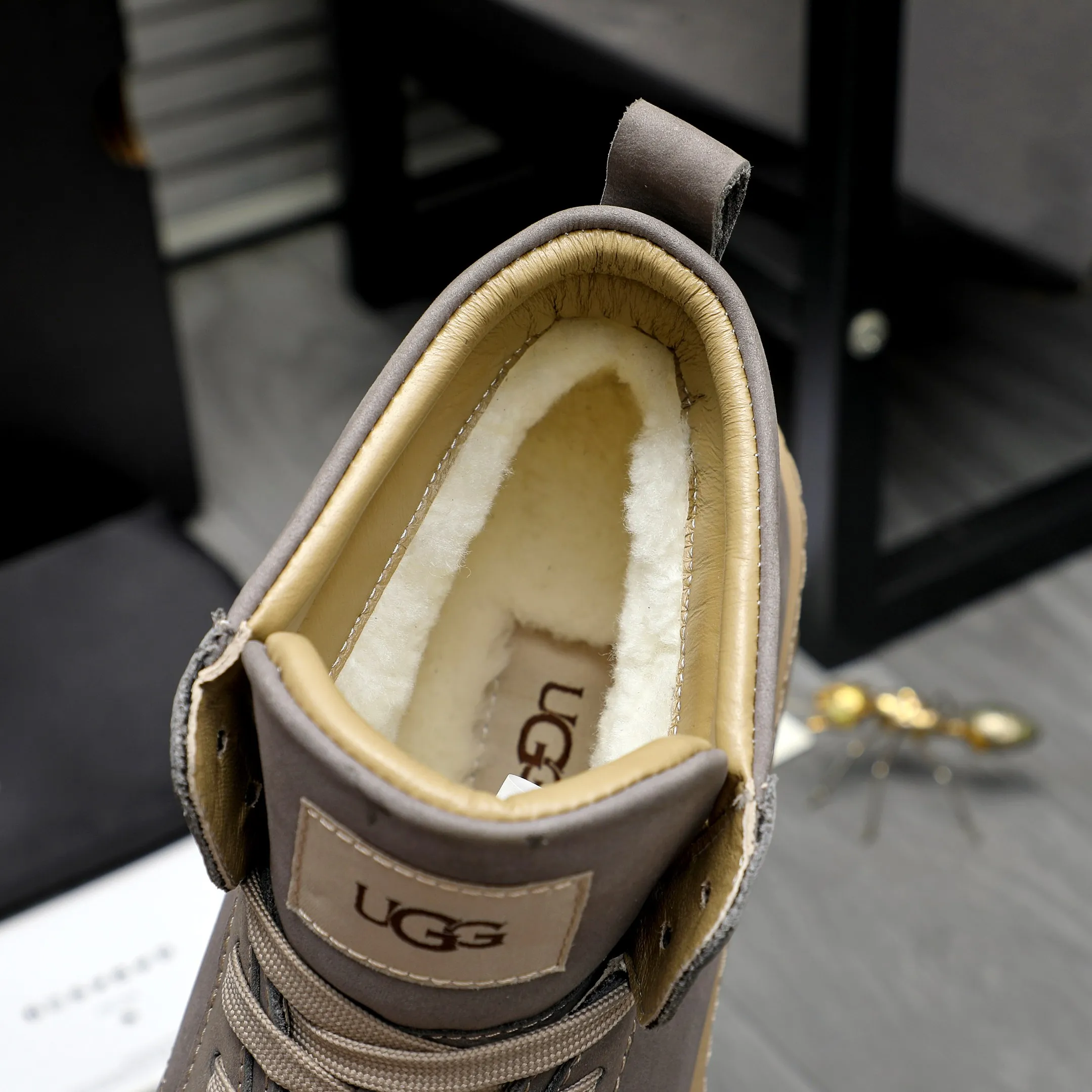 P620 Product trademark: "UGG" Gaobang men's shoes Regular size: 39-44 Product materials: Selected nubuck leather upper, wool lining, original outsole